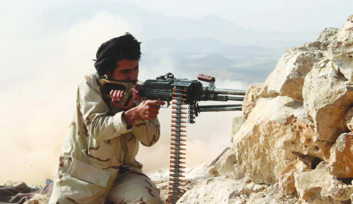 مقاتلو الشرعية في تعز يصمدون أمام القصف الهستيري الحوثي (أ.ف.ب)