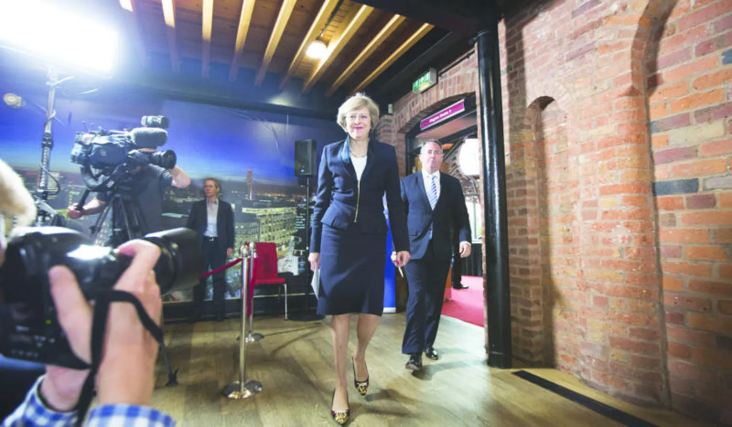 تيريزا ماي لدى وصولها لعقد مؤتمر صحافي في مدينة برمنغهام (وسط إنجلترا) أمس (بلومبيرغ)