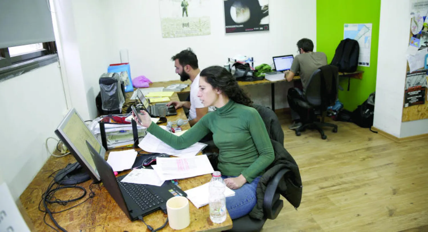 موظفون يعملون في مكتب تابع لجماعة «كسر الصمت» الحقوقية الإسرائيلية في تل أبيب (رويترز)