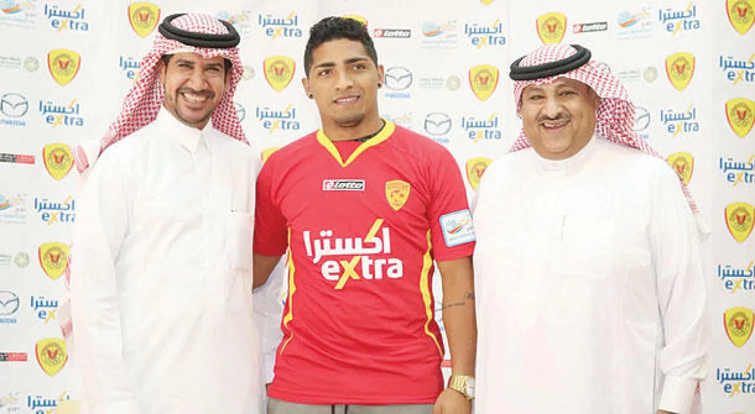 البرازيلي بيسمارك بعد توقيعه العقد مع القادسية (مركز القادسية الإعلامي)