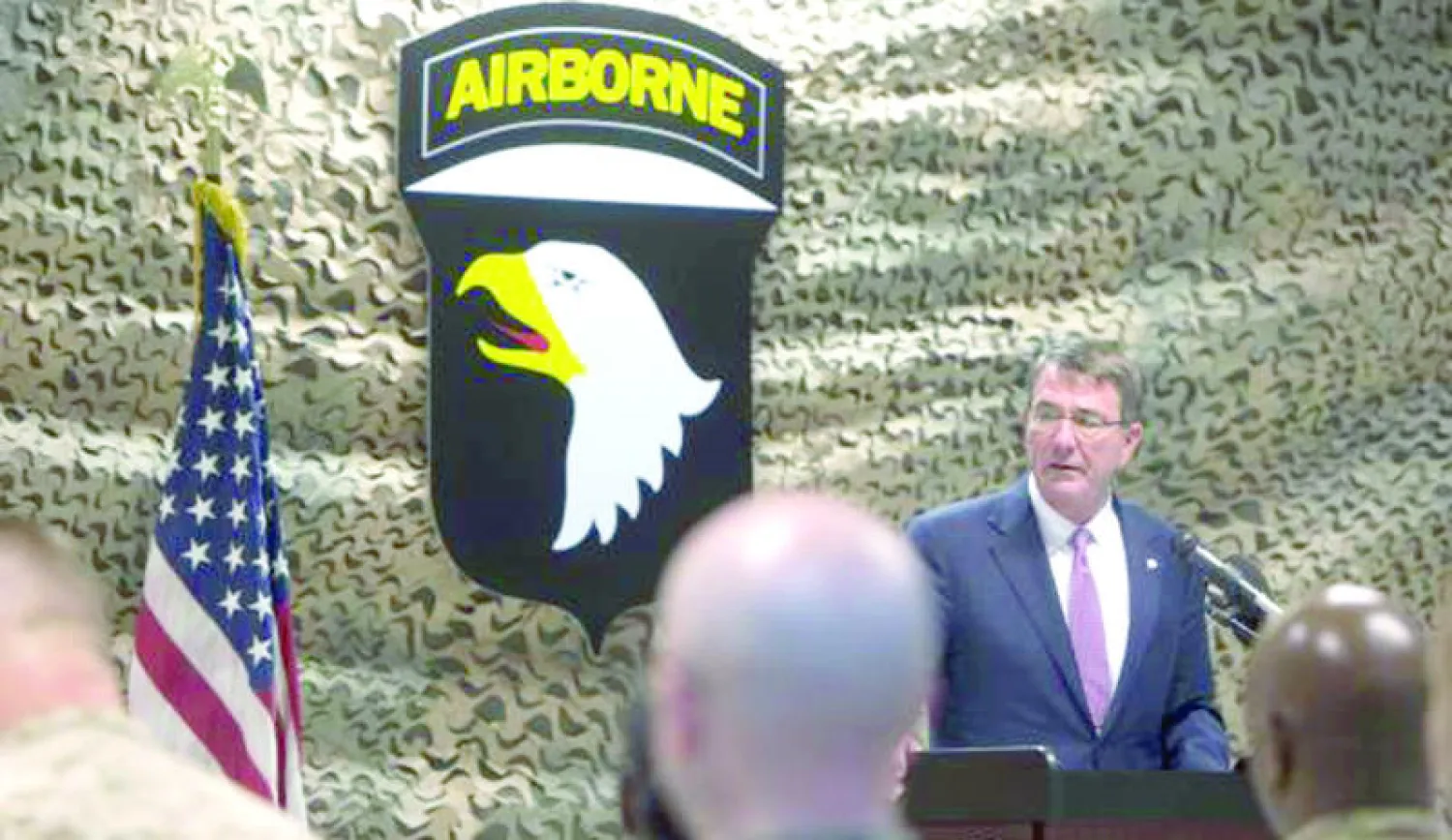 وزير الدفاع الأميركي آشتون كارتر لدى زيارته قوات بلاده في بغداد أول من أمس (أ.ف.ب)