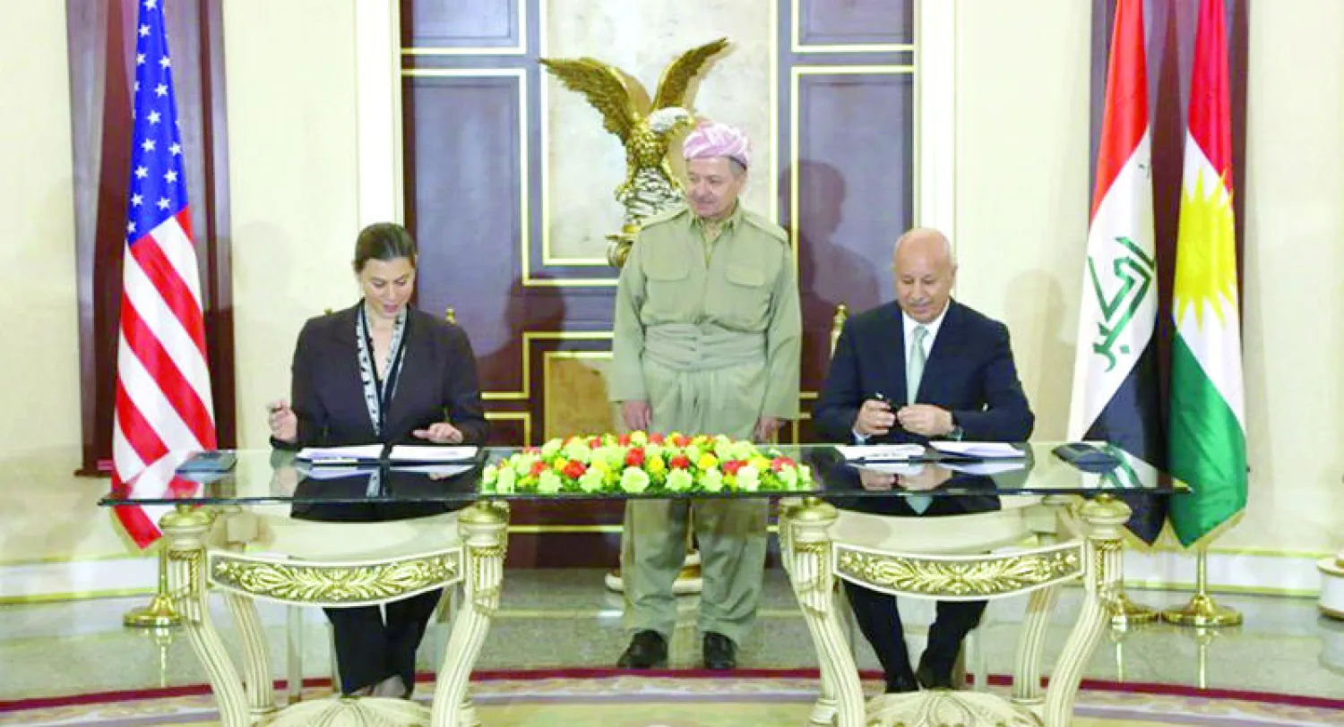 وزير الداخلية والبيشمركة بالوكالة في حكومة الإقليم كريم سنجاري أثناء توقيع مذكرة التفاهم العسكرية مع مساعدة وزير الدفاع الأميركي أليسا سلوتكين بحضور رئيس الإقليم مسعود بارزاني («الشرق الأوسط»)