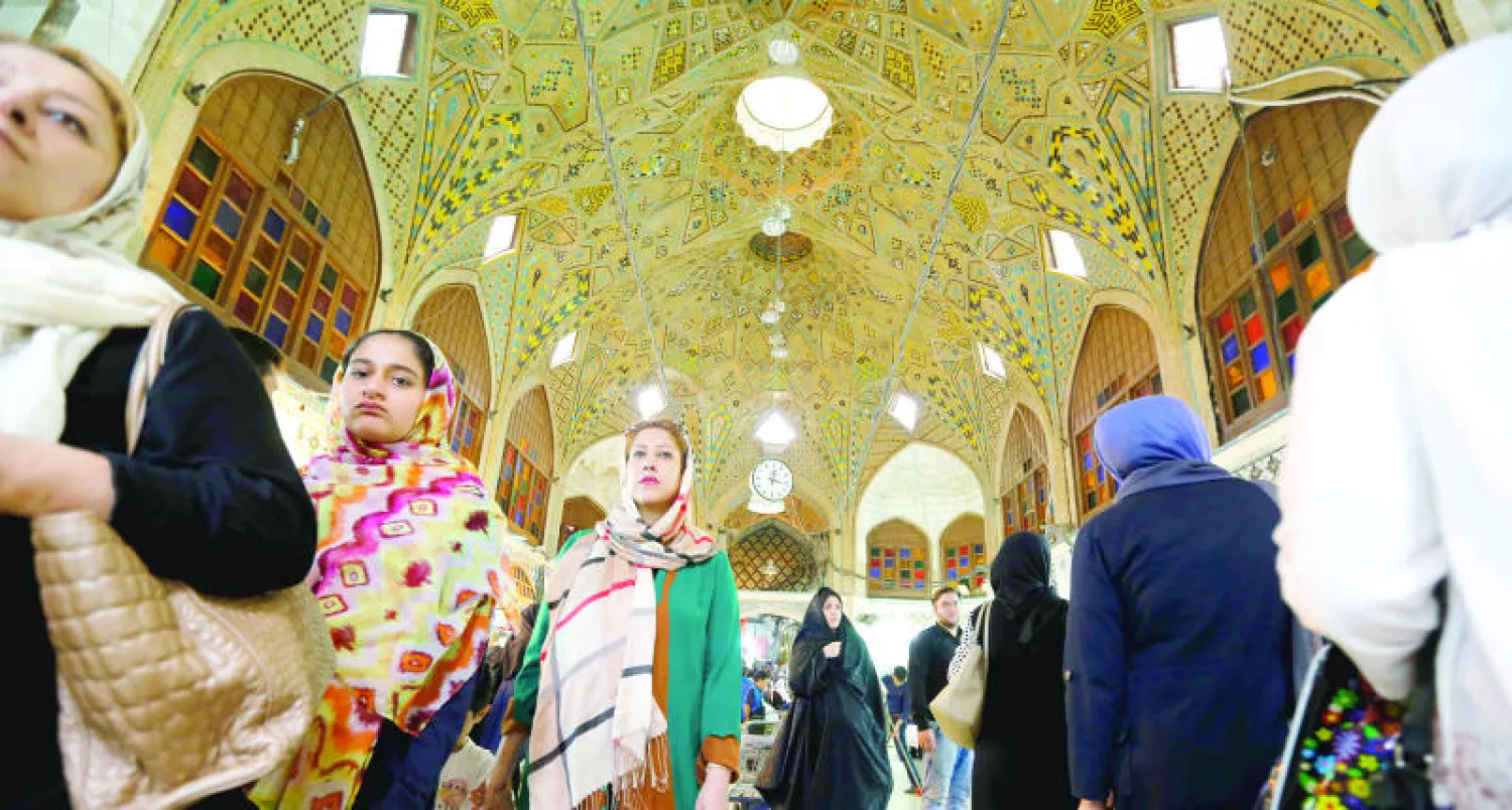 مشاعر الإحباط تخيم على الإيرانيين بعد مرور عام على الاتفاق النووي.. سوق طهران الكبير أول من أمس (رويترز)