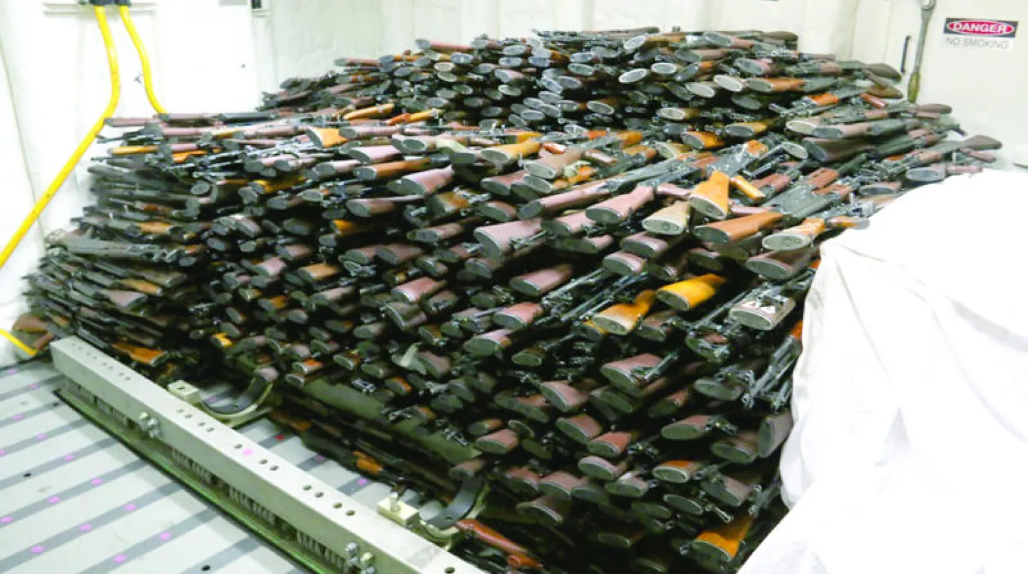 صورة إرشيفية لأكداس من الأسلحة على ظهر المدمرة الاميركية غريفلي والتي كانت في طريقها للحوثيين وتمت مصادرتها من المراكب الشراعية