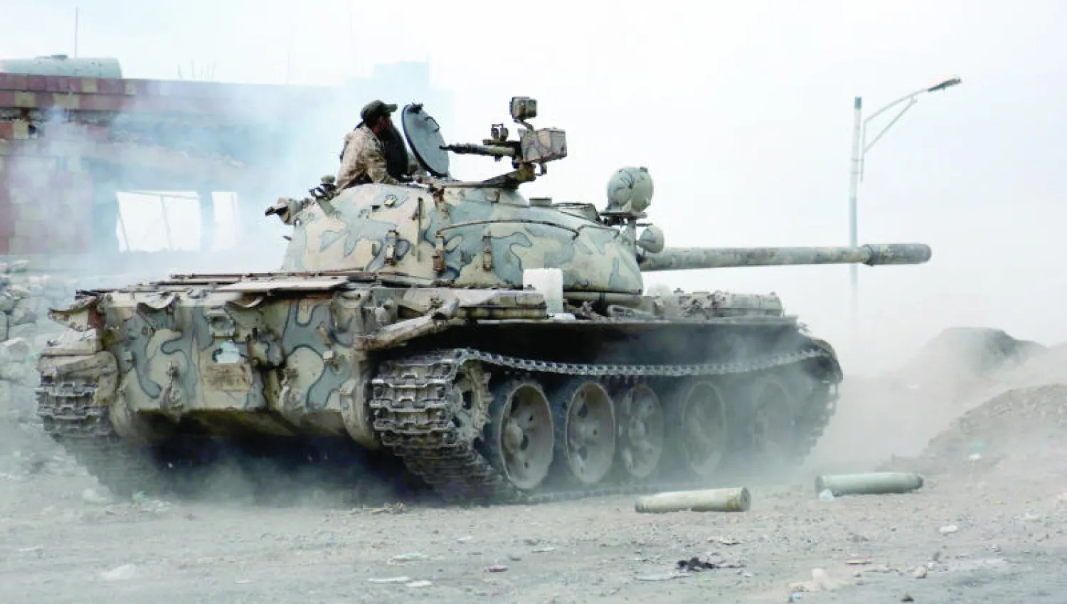 قوات موالية للرئيس هادي تدك مواقع الحوثيين