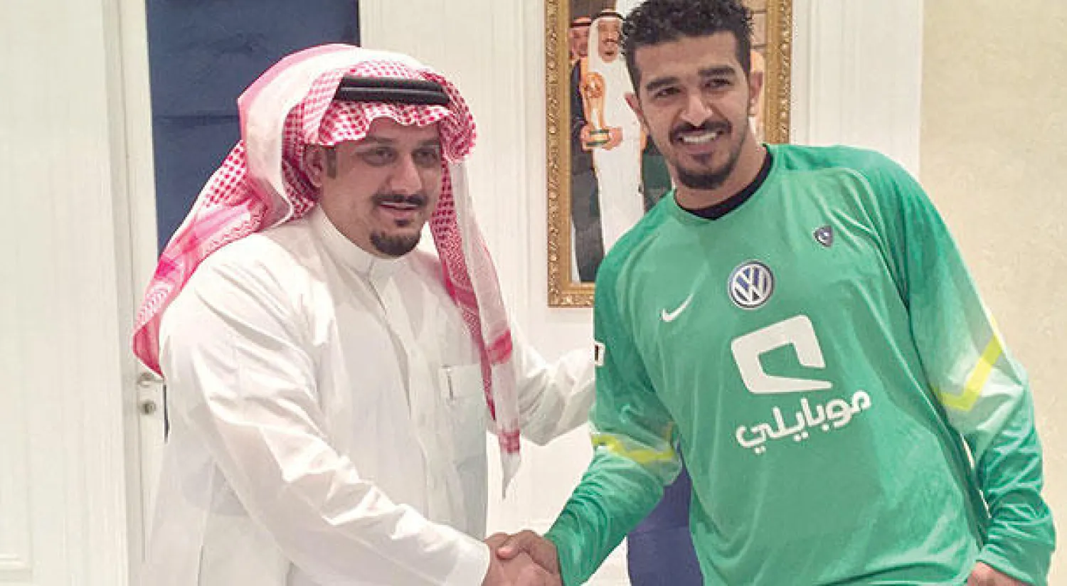 رئيس الهلال أثناء توقيعه مع عبد الله المعيوف عقدا رسميا احترافيا لمدة عامين