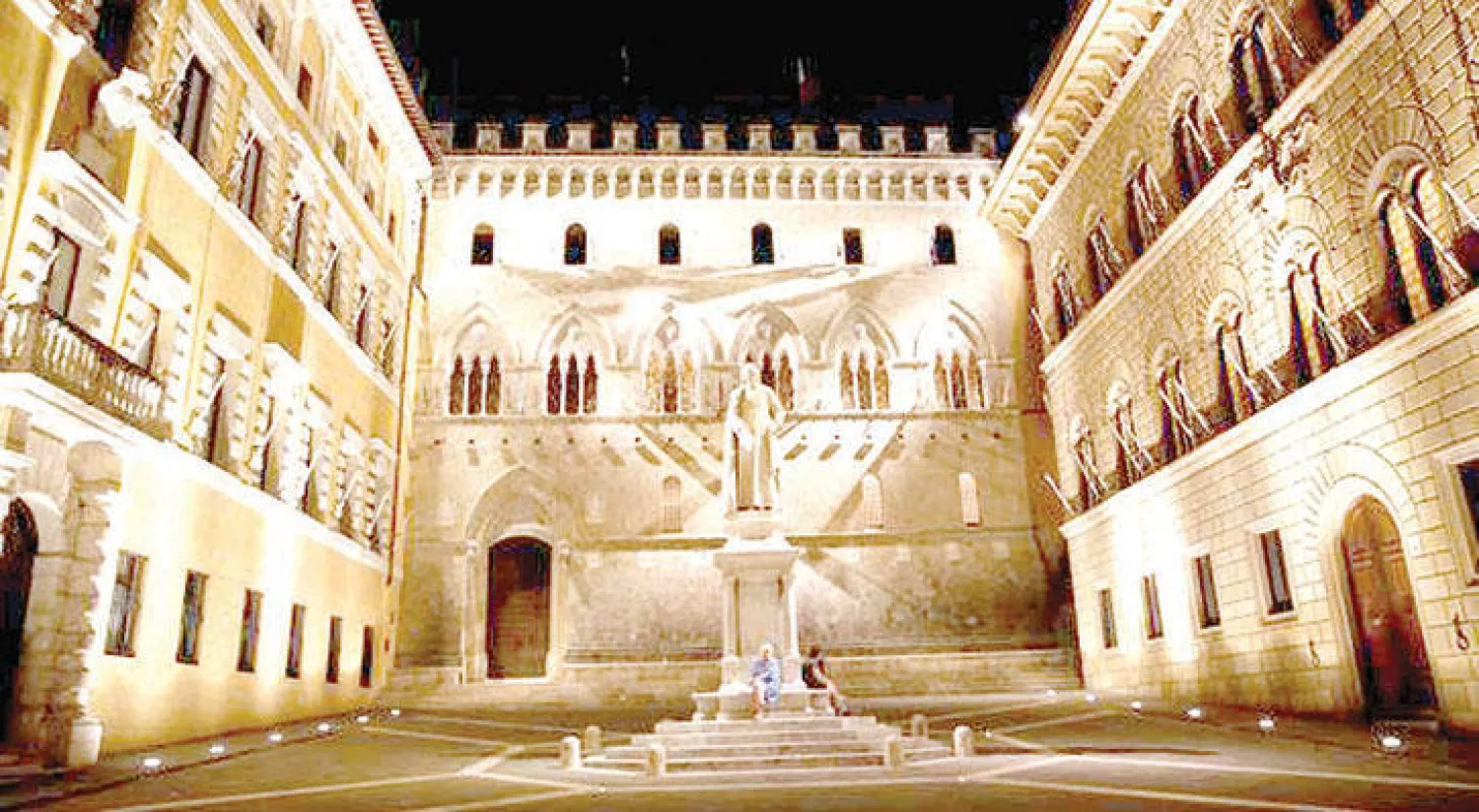 مدخل بنك مونتي دي باشي دي سيينا في إيطاليا وهو أقدم المصارف العاملة في العالم (رويترز)