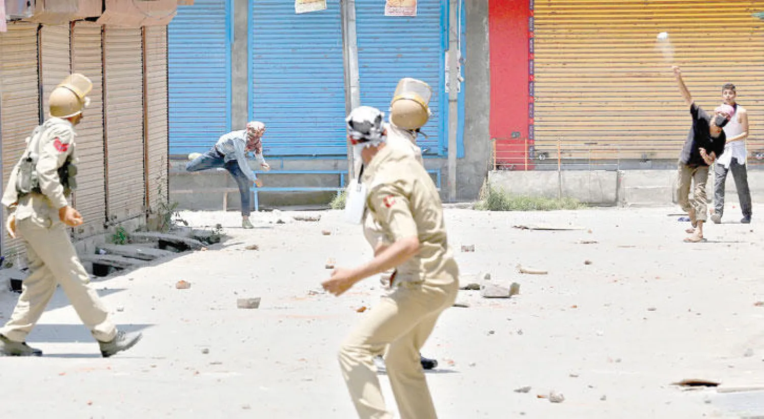 الشرطة الهندية تعترض محتجين في إقليم كشمير (أ.ب)