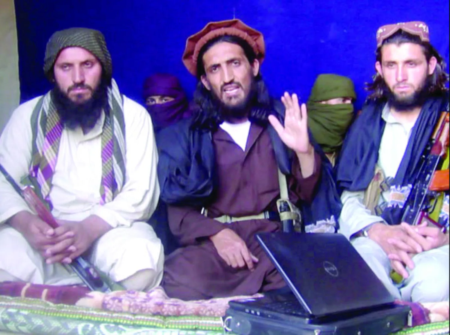 عمر ناراي المعروف أيضًا باسمي عمر خليفة وخالد الخراساني قيادي طالبان (وسط) خلال لقاء صحافي في منطقة مهند بالشريط القبلي في يونيو 2011 قبل مقتله في غارة أميركية بولاية ننغرهار الأحد الماضي (رويترز)