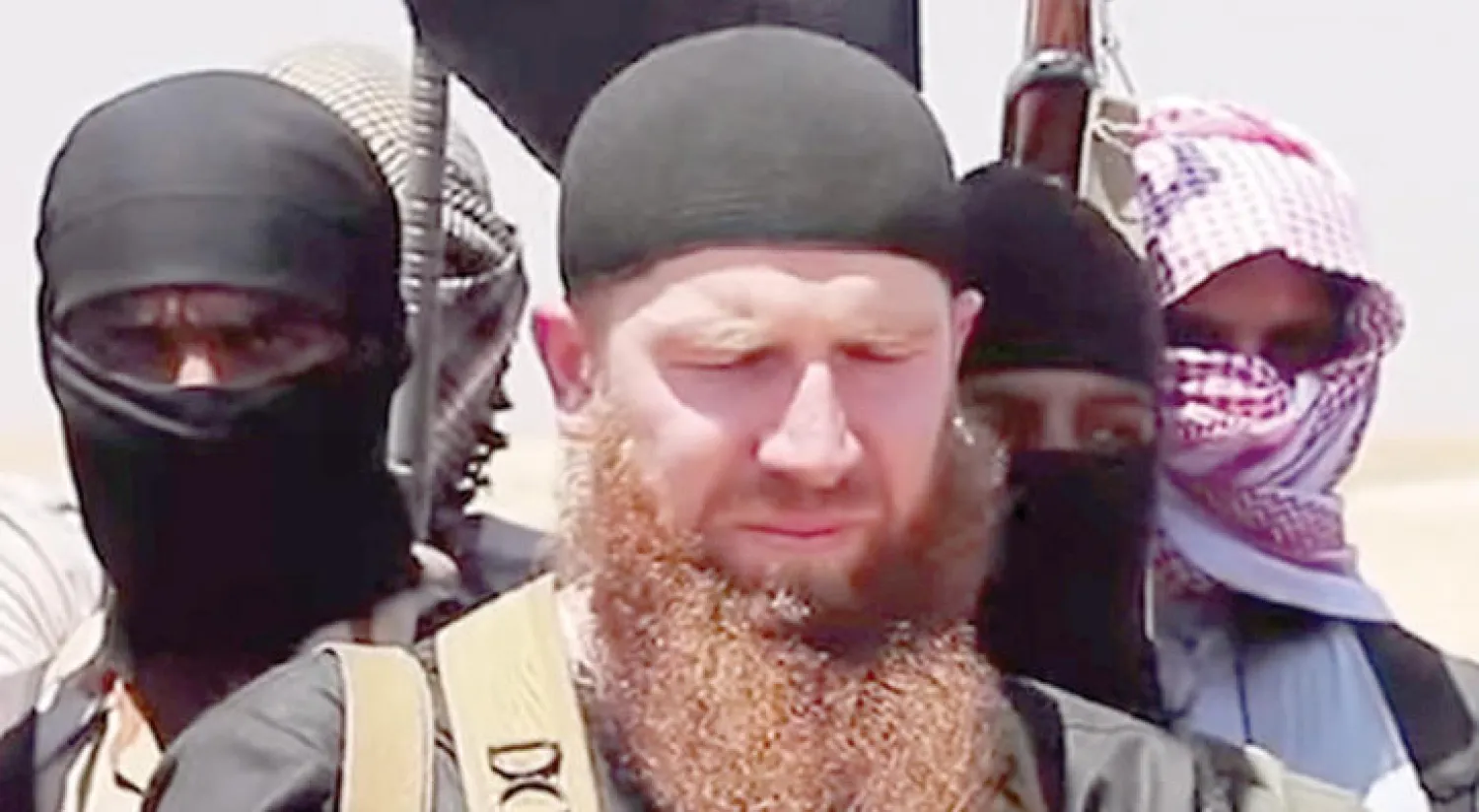 أبو عمر الشيشاني قيادي «داعش» بين مقاتليه (أ.ف.ب)
