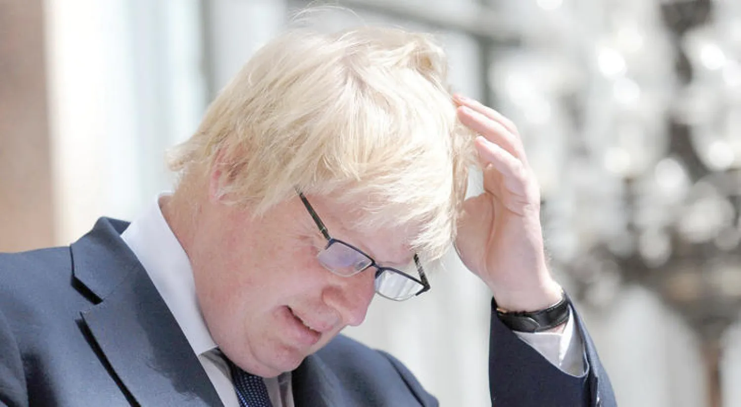 بوريس جونسون يلقي خطابه أمام طاقمه في وزارة الخارجية أمس في أول يوم بعد تعيينه وزيرًا (أ.ف.ب)