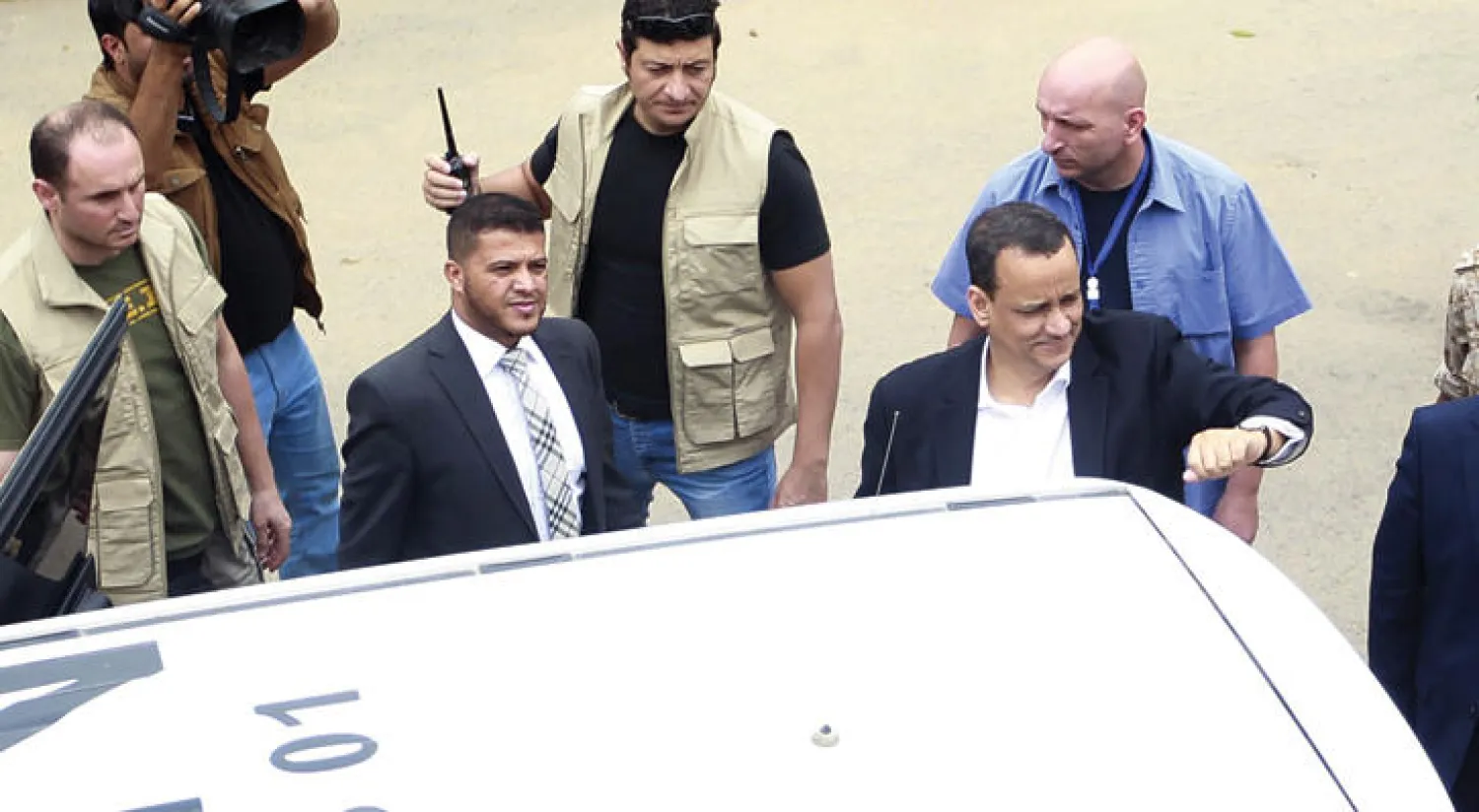 إسماعيل ولد الشيخ أحمد بالقرب من مقر اجتماعه مع وفد الانقلابيين في صنعاء أمس (أ.ف.ب)