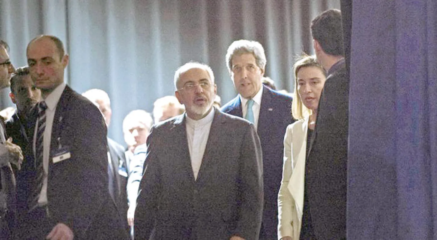 وزير الخارجية الأميركي جون كيري ونظيره الإيراني جواد ظريف خلال المحادثات النووية في لوزان بسويسرا خلال أبريل 2015 (نيويورك تايمز)