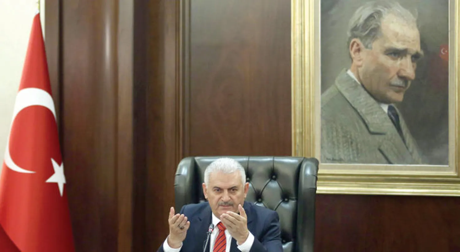 رئيس الوزراء التركي بن علي يلدريم خلال لقاء سابق مع أعضاء الحكومة في قصر كانكاية في أنقرة (أ. ف. ب)