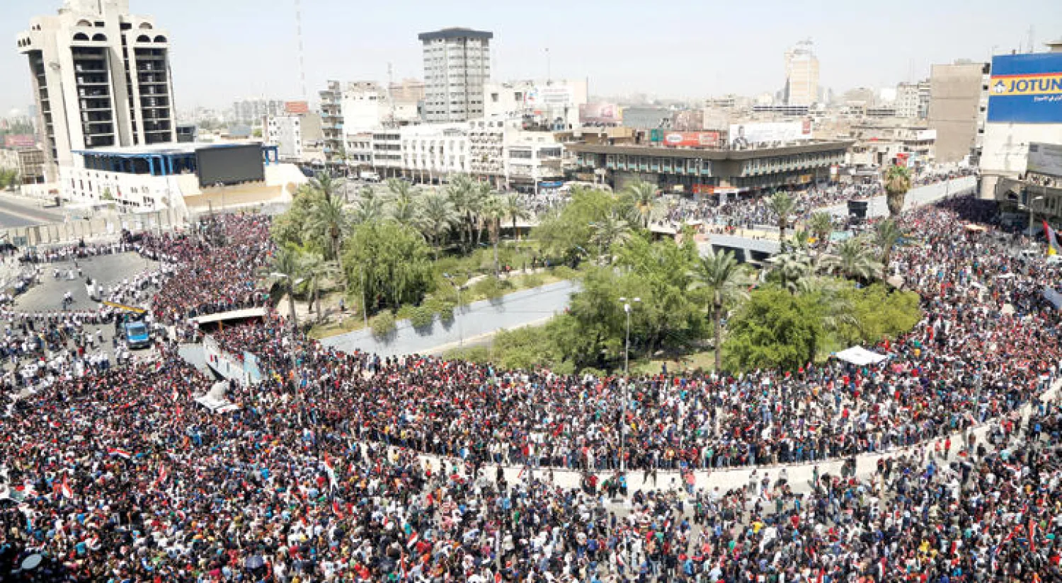 متظاهرون يملأون ساحة التحرير للمطالبة بمحاربة الفساد وسط بغداد أمس (رويترز)