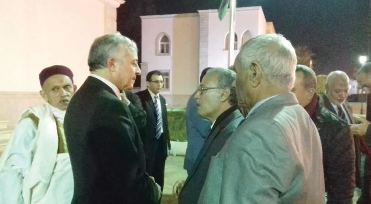 لقاء نادر بين قيادات من برلمان طبرق وأخرى من برلمان طرابلس في محاولة لإنقاذ البلاد. ويبدو في الصورة رئيس لجنة المصالحة في برلمان طبرق إبراهيم عميش ورئيس برلمان طرابلس نوري أبو سهمين («الشرق الأوسط»)