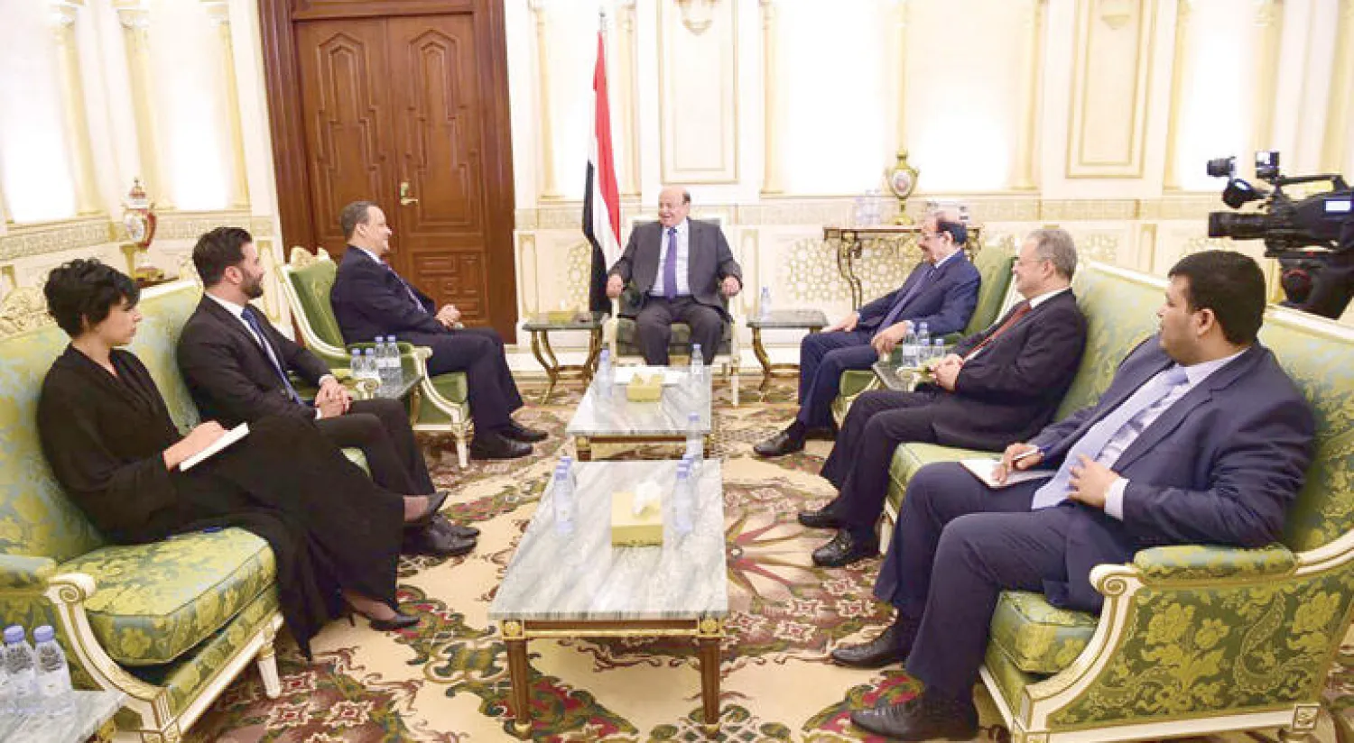 الرئيس اليمني لدى لقائه المبعوث الأممي في الرياض أمس (سبأ)