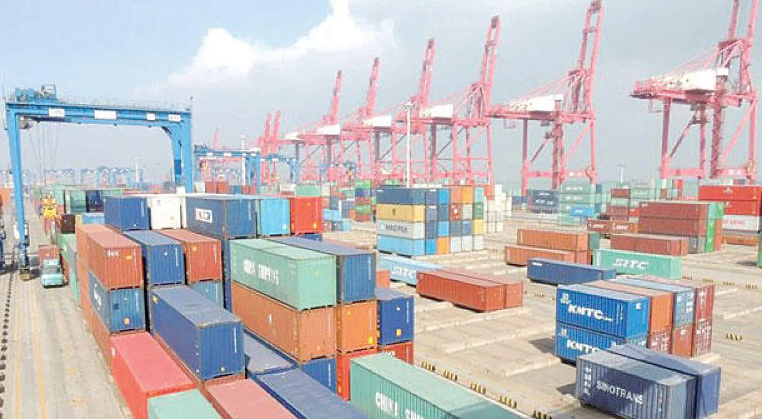 حاويات متنوعة في أحد الموانئ الصينية (رويترز)