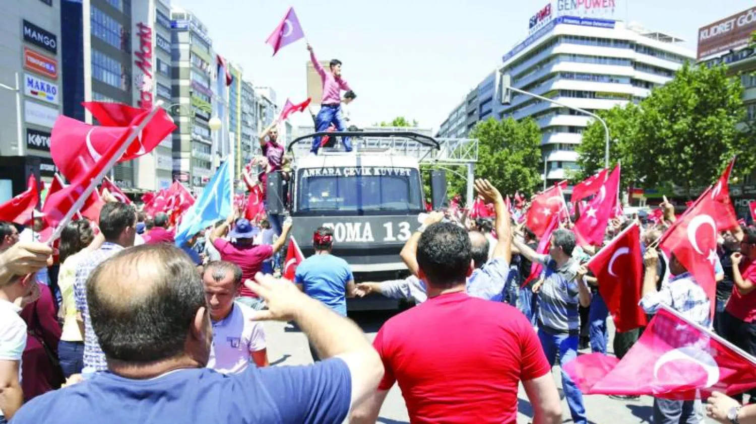 مؤيدون للرئيس إردوغان خرجوا إلى شوارع أنقرة أمس حاملين الأعلام التركية احتفالا بفشل الانقلاب العسكري (رويترز)