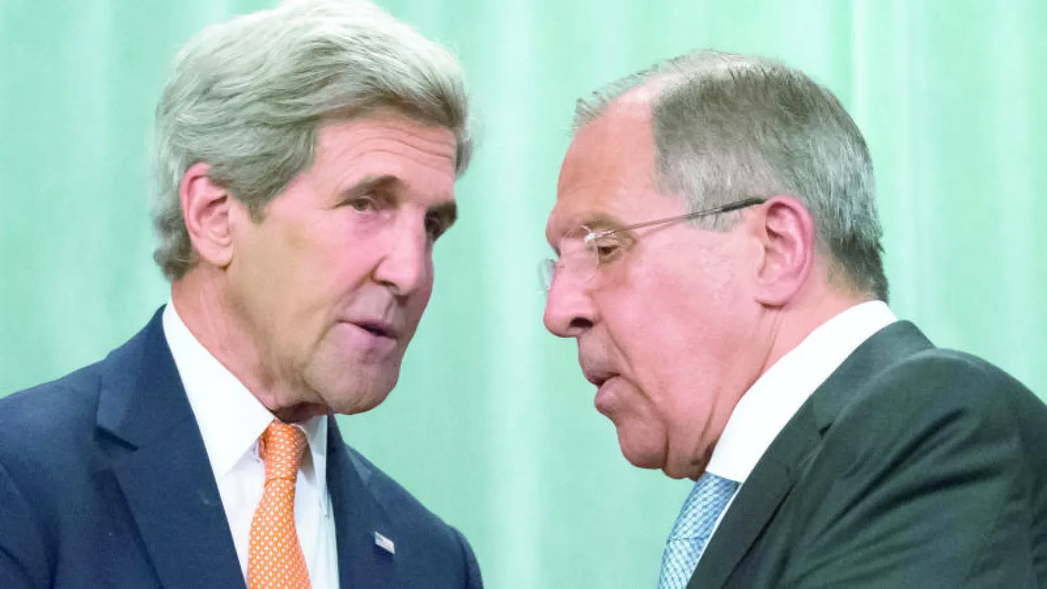 وزير الخارجية الأميركي جون كيري خلال لقائه نظيره سيرغي لافروف في موسكو أول من أمس (أ.ب)