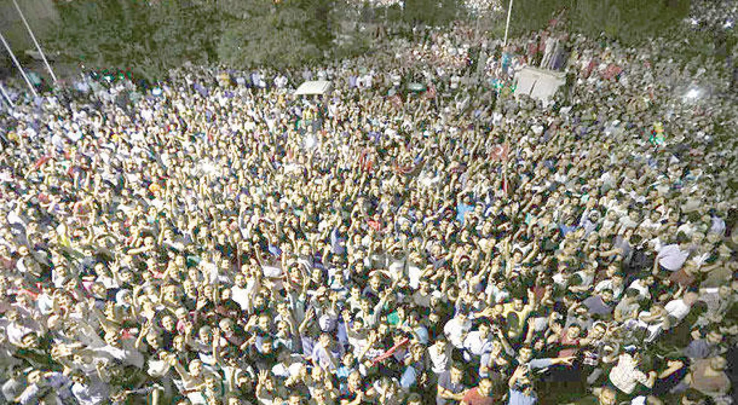 مواطنون يتجمعون خارج مطار أتاتورك بعد إعلان الانقلاب (رويترز)