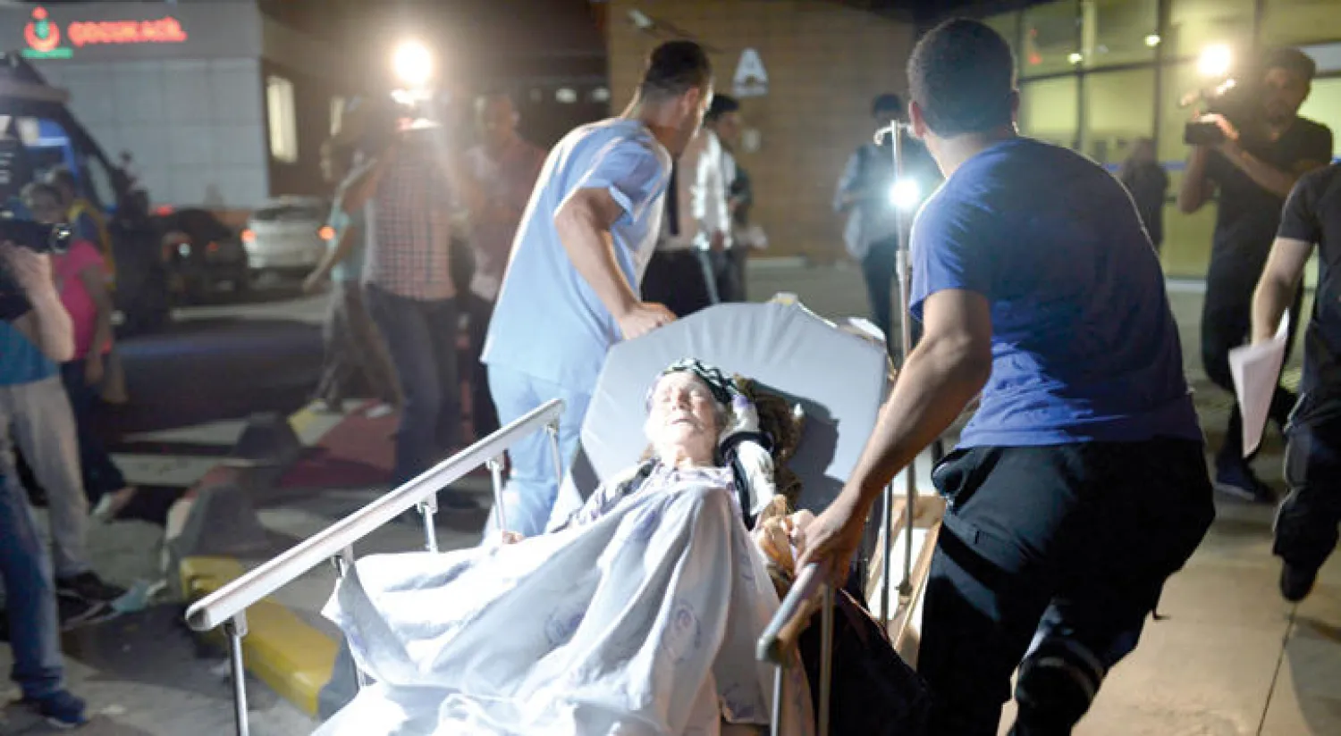 مسعفان ينقلان جريحا إلى المستشفى بعد أن اصيب في الهجوم على مطار أتاتورك في  الشهر الماضي  (إ.ب.أ)