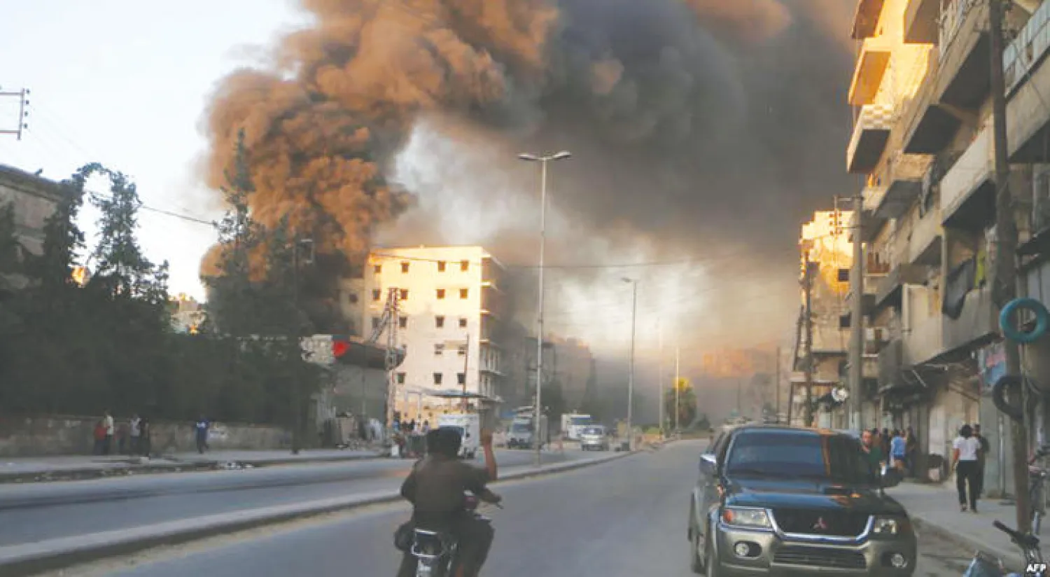 الدخان يتصاعد من أحد أحياء حلب بسبب حرب السيطرة على طريق الكاستيلو (إ ف ب)