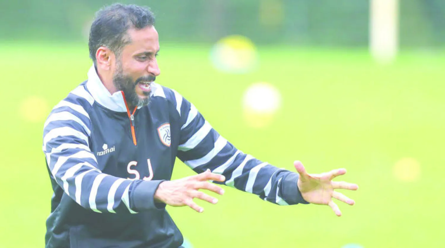 الجابر مدرب الشباب متفاعلا مع الحصة التدريبية أمس (المركز الإعلامي لنادي الشباب)