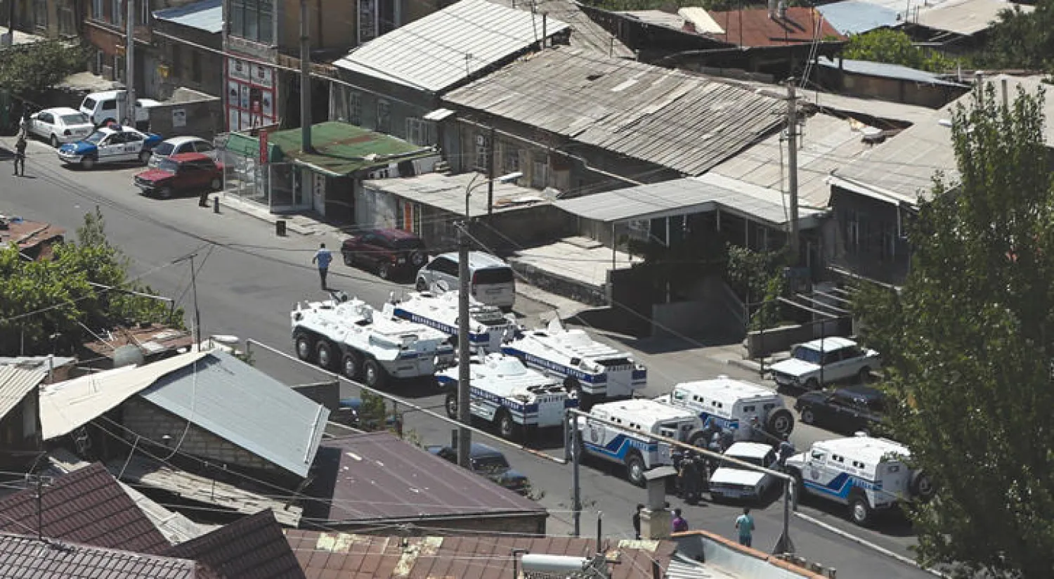 قوات الشرطة الخاصة الأرمينية تغلق الطرق إلى مكان احتجاز رهائن في العاصمة يريفان (أ.ب)