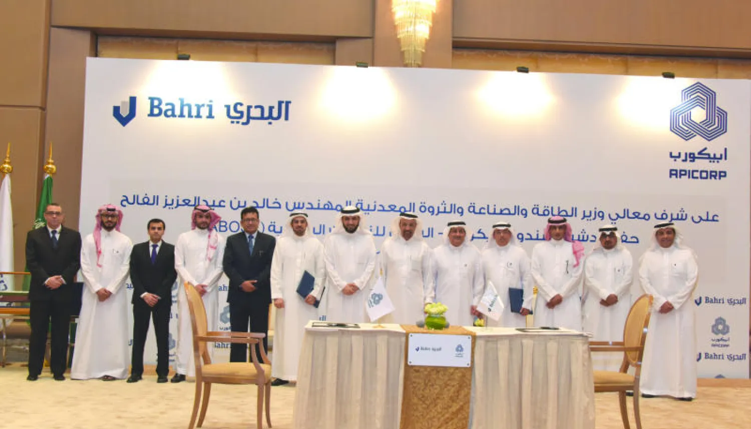 الوزير الفالح متوسطا مسؤولي شركة «أبيكورب» و«البحري» عقب تدشينهما صندوقا استثماريا بقيمة 1.5 مليار دولار يستهدف تملك 15 من ناقلات النفط العملاقة في الرياض أمس