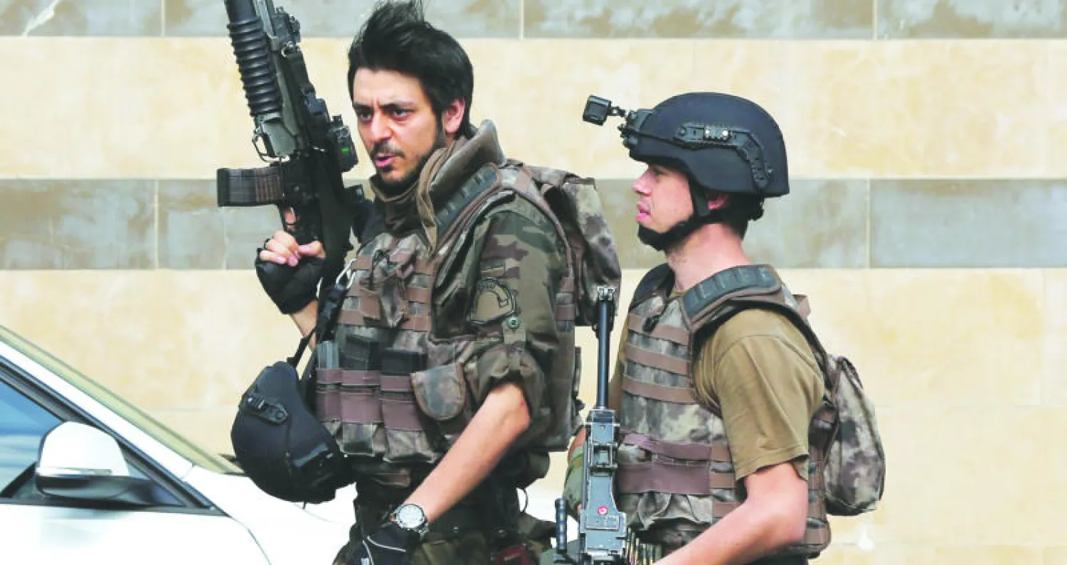 اثنان من القوات الخاصة التركية بأسلحتهما الثقيلة يدعمان تأمين المنطقة خلال اجتماع أمني بين قائد الجيش الأول الجنرال أوميت دوندار وقائد شرطة إسطنبول مصطفى كاليسكان أمس (إ.ب.أ)