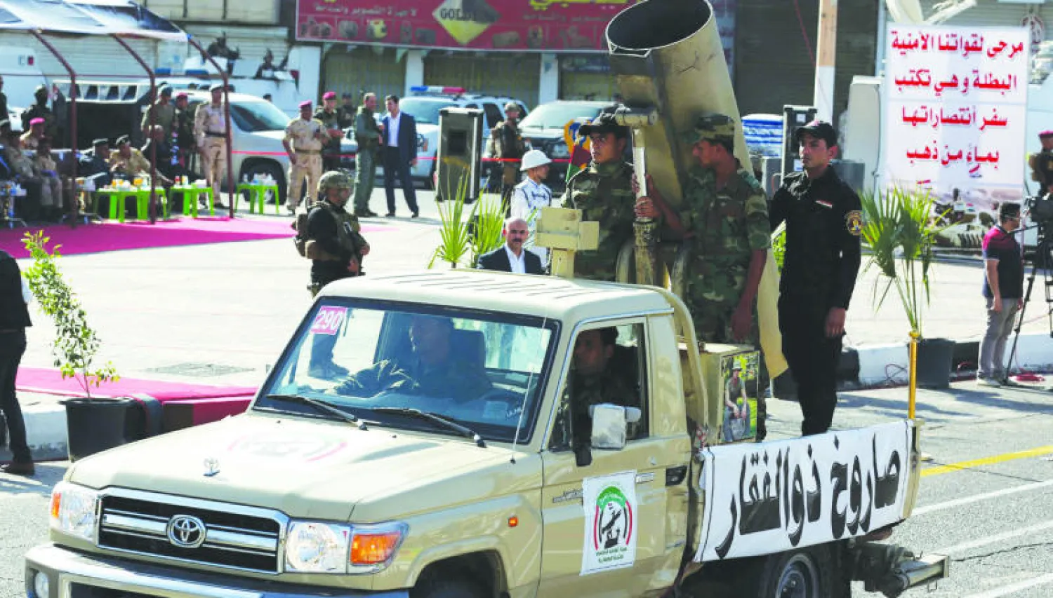 جنود عراقيون خلال مشاركتهم في عرض عسكري احتفالا بالانتصار على «داعش» في أحد شوارع بغداد (إ.ب.أ)