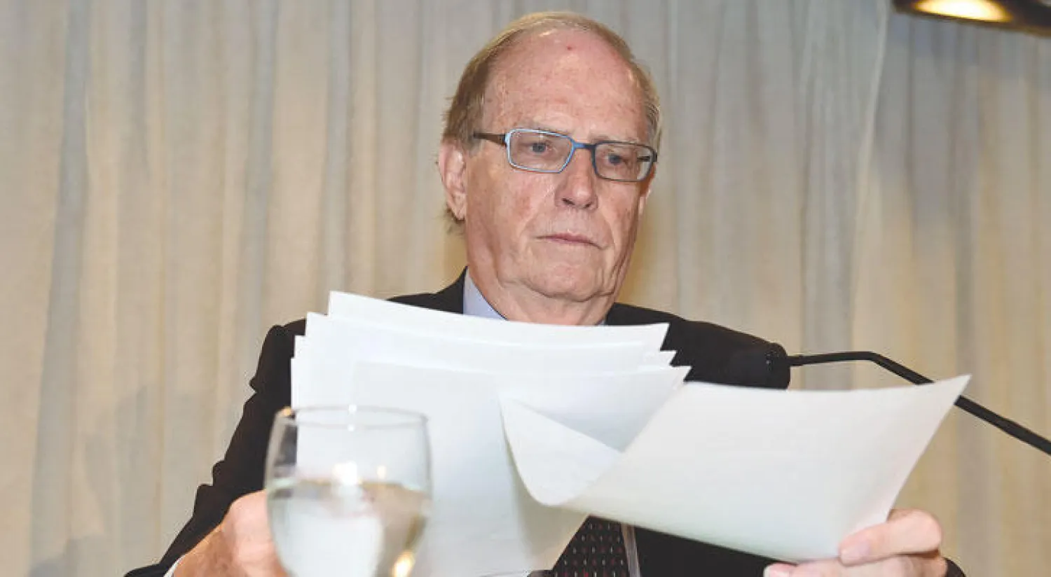 البروفسور مكلارين يكشف عن تقريره الذي أثبت إدانة روسيا (أ.ب)