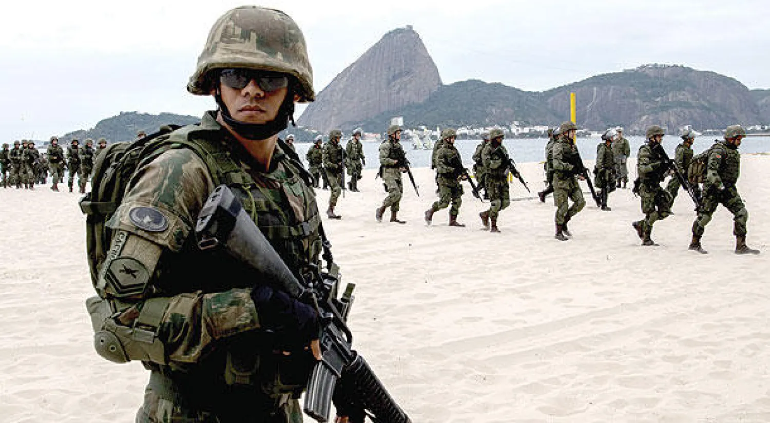 قوات الصاعقة البرازيلية في حالة تأهب استعدادًا لاستضافة أولمبياد ريو (أ.ف.ب)
