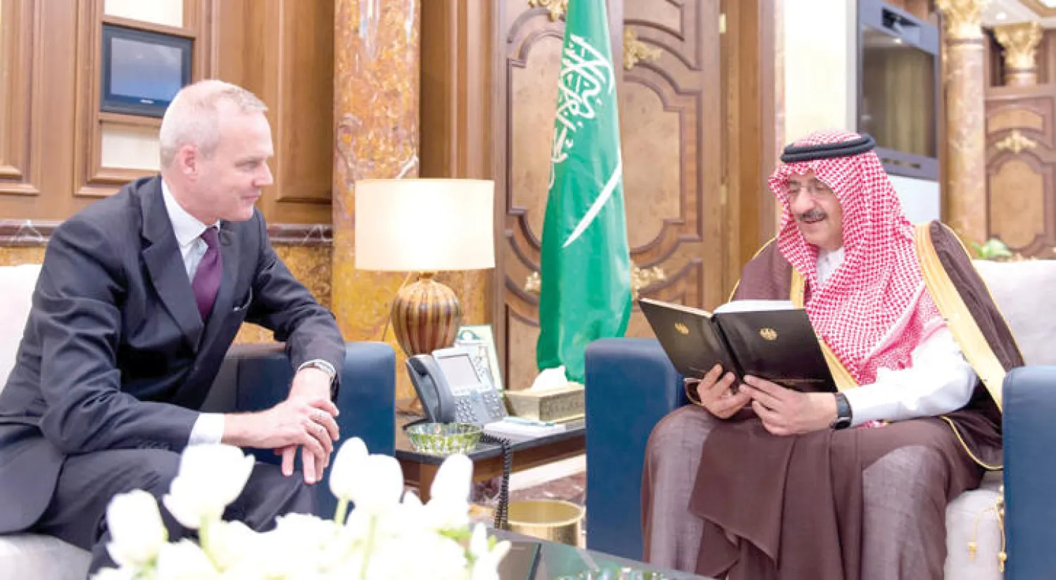 نائب خادم الحرمين الشريفين الأمير محمد بن نايف لدى استقباله السفير الألماني المنتهية فترته لدى السعودية (واس)