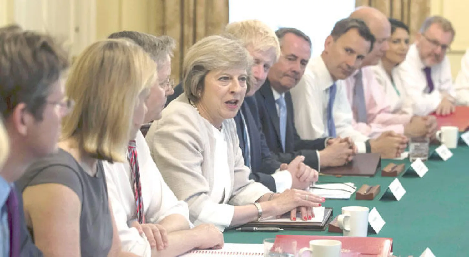 تيريزا ماي في أول لقاء وزاري لها في 10 داونينغ ستريت أمس منذ توليها منصبها كرئيسة للوزراء (رويترز)