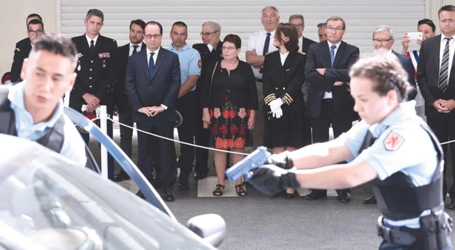 الرئيس الفرنسي فرنسوا هولاند خلال حضوره تدريبا عسكريا بإحدى ثكنات مدينة سانت أستييه أمس في إطار التدابير التي تتخدها السلطات الفرنسية لوقف العمليات الإرهابية (أ.ف.ب)