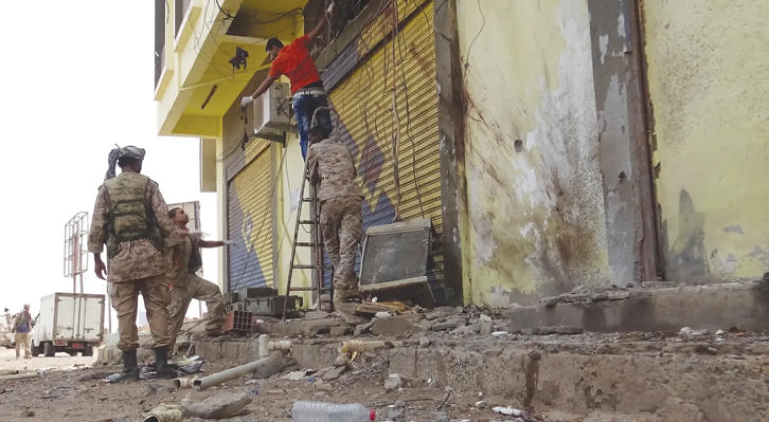 جندي يعاين آثار انفجار في أحد أحياء عدن أمس (رويترز)