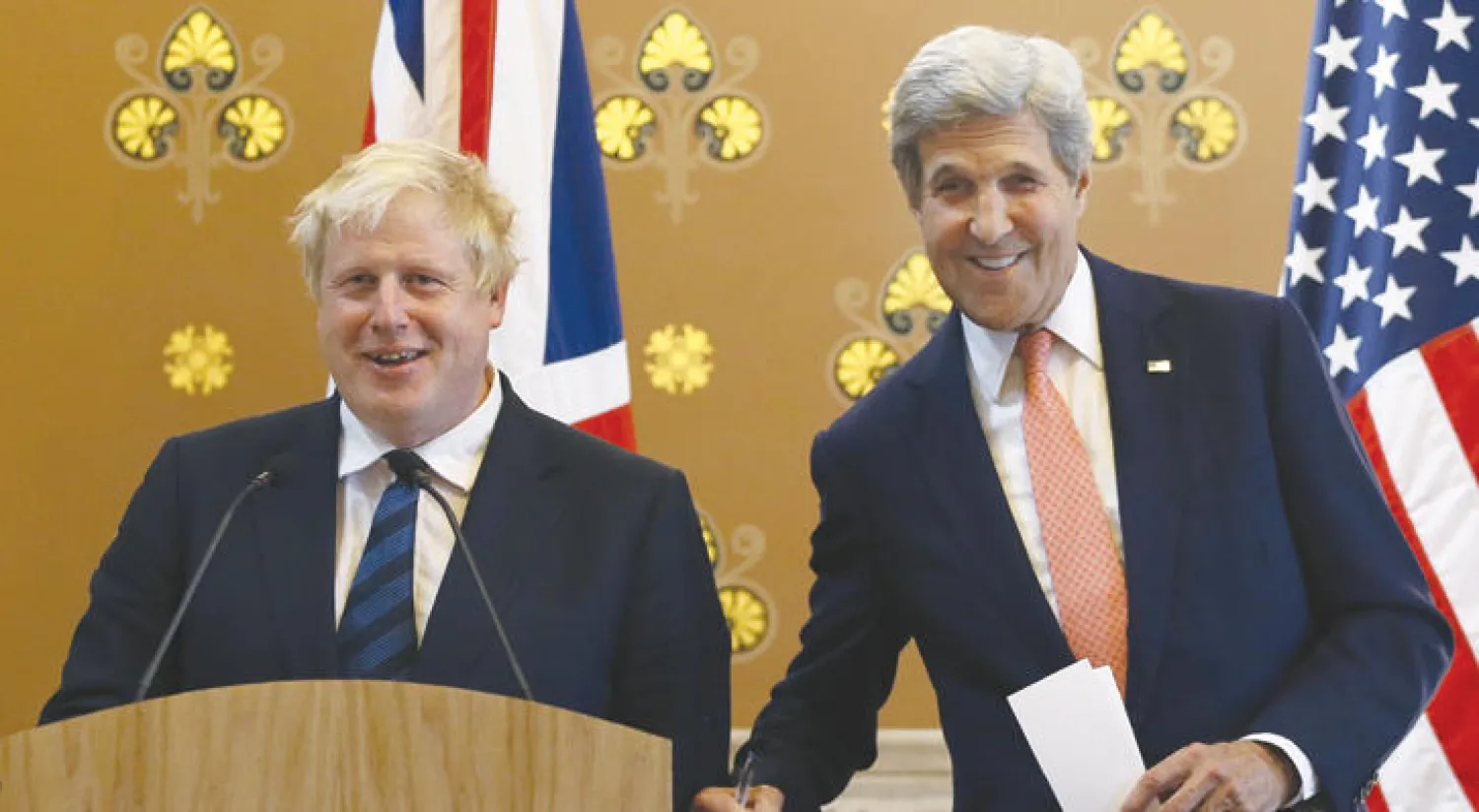 وزير الخارجية البريطاني بوريس جونسون في مؤتمر صحفي مشترك مع نظيره الأميركي جون كيري في لندن أول من أمس (أ.ف.ب)