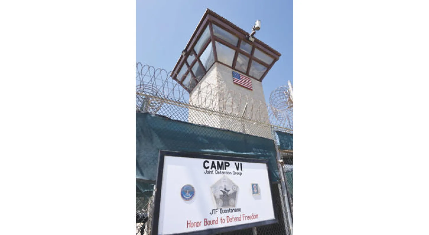 مدخل المعسكر السادس في غوانتانامو حيث يُحتجز عدد من المعتقلين غير الخطرين «أ.ف.ب»