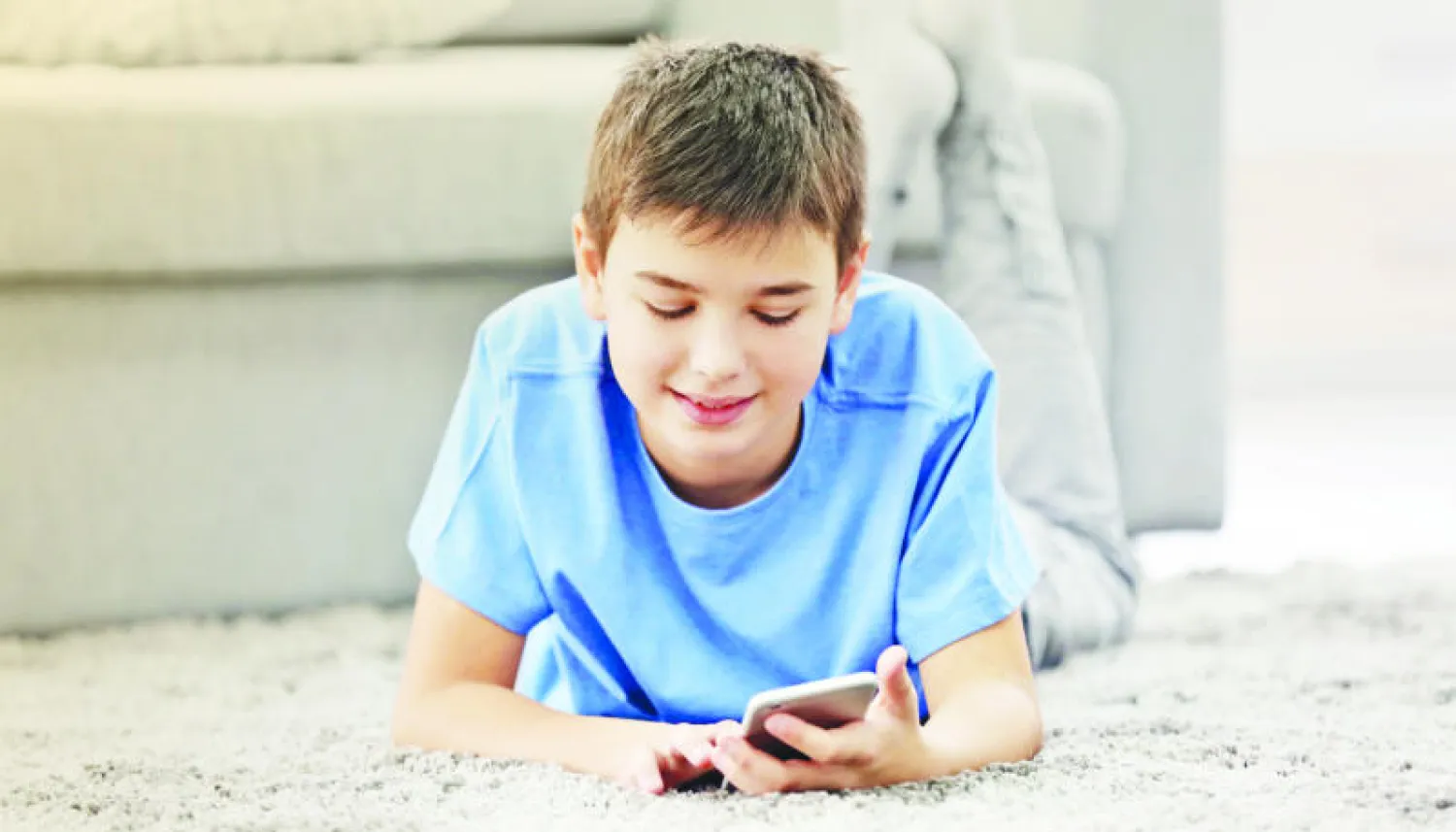 ما السن الملائمة لمنح الهاتف الذكي لأولادك؟