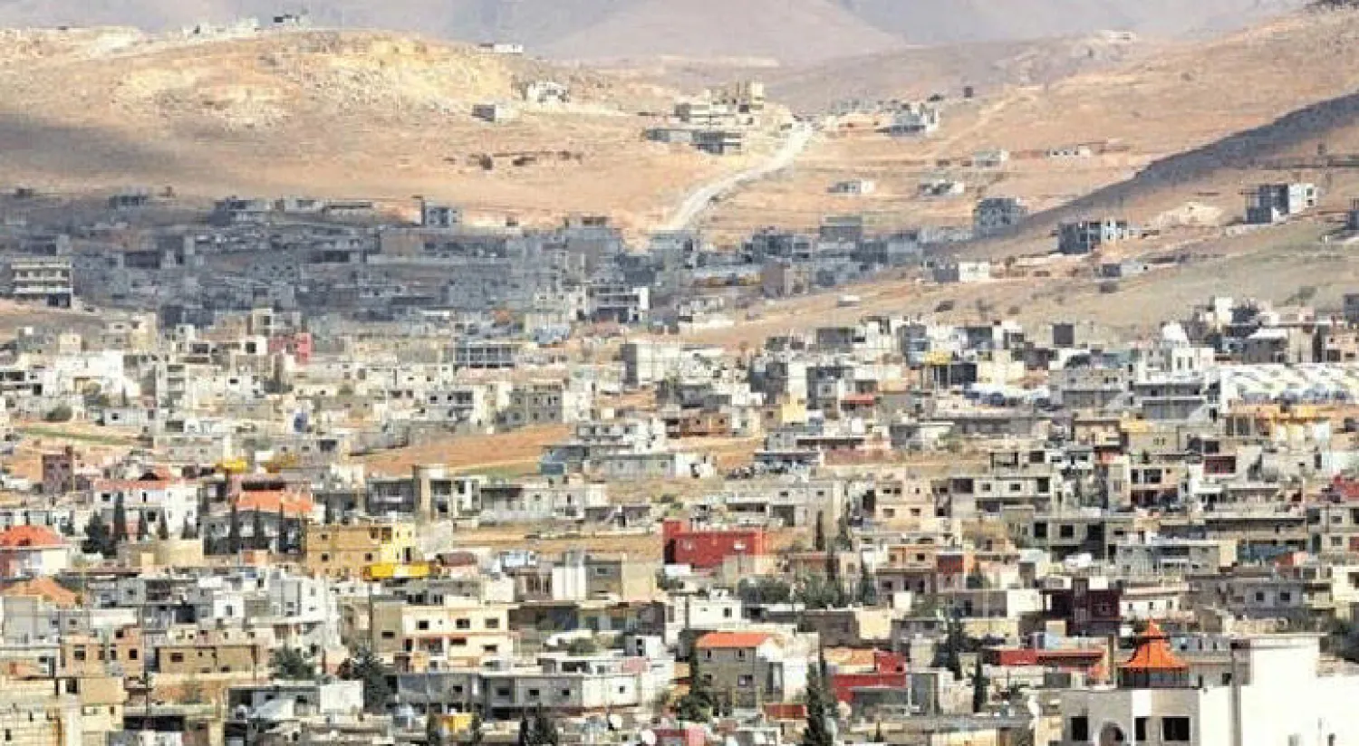 بلدة عرسال شرق لبنان قرب الحدود السورية التي شهدت أمس محاولة اغتيال مختارها