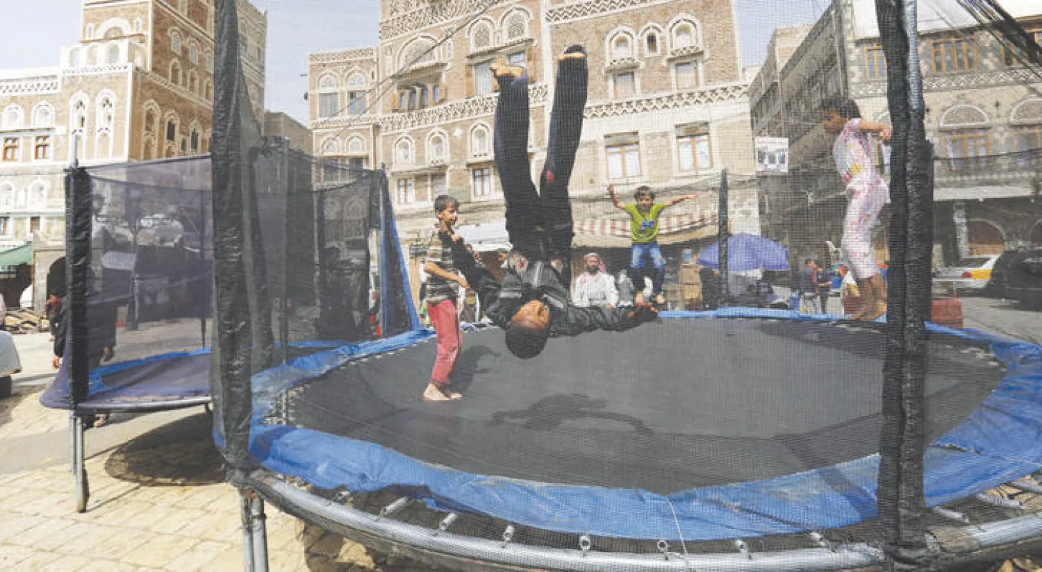 أطفال يمرحون في صنعاء رغم مرارة الانقلاب وانعكاسه على حياتهم اليومية (أ.ف.ب)