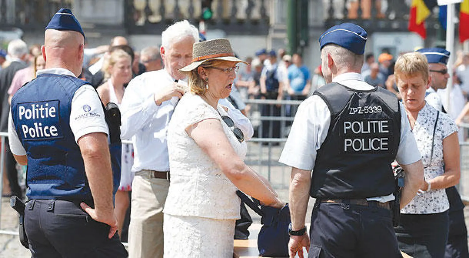 عناصر الشرطة البلجيكية بين المحتفلين بالعيد الوطني في العاصمة بروكسل أول من أمس (إ.ب.أ)