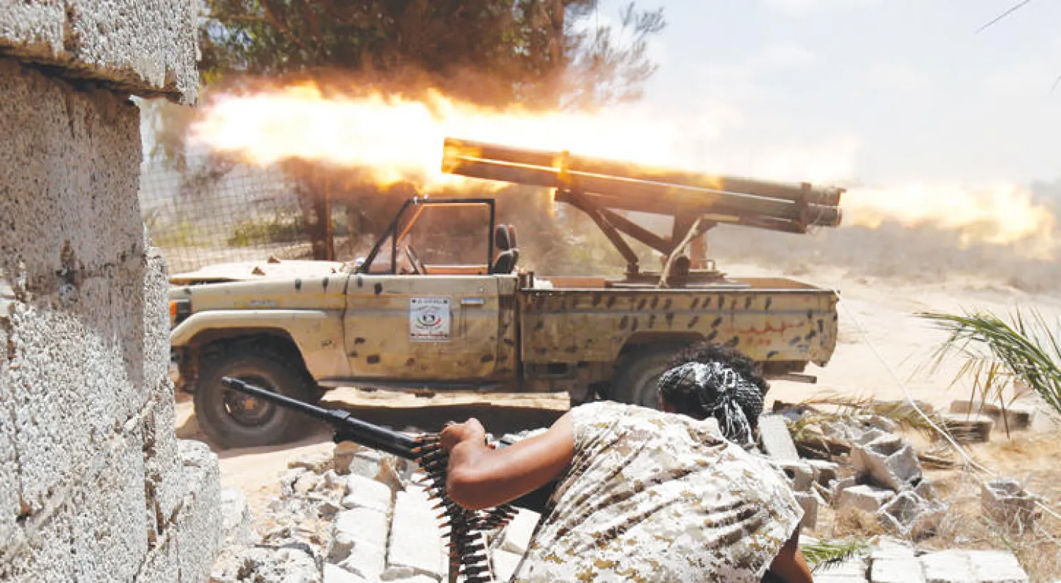 عنصر من القوات الموالية لحكومة الوفاق في وضع قتالي في سرت أول من أمس (رويترز)