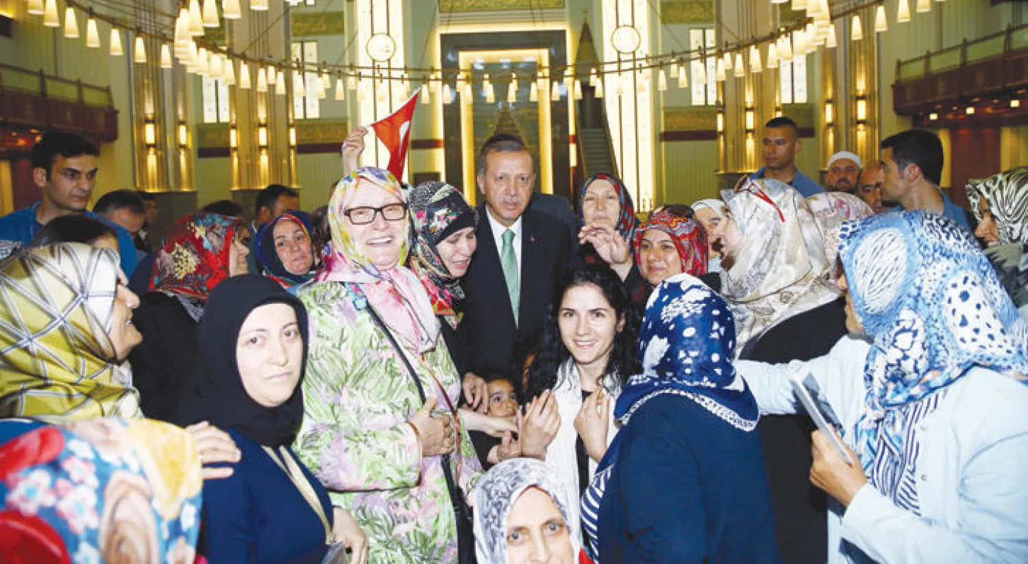 إردوغان بين أنصاره داخل مسجد أنقرة بعد صلاة الجمعة أمس (رويترز)