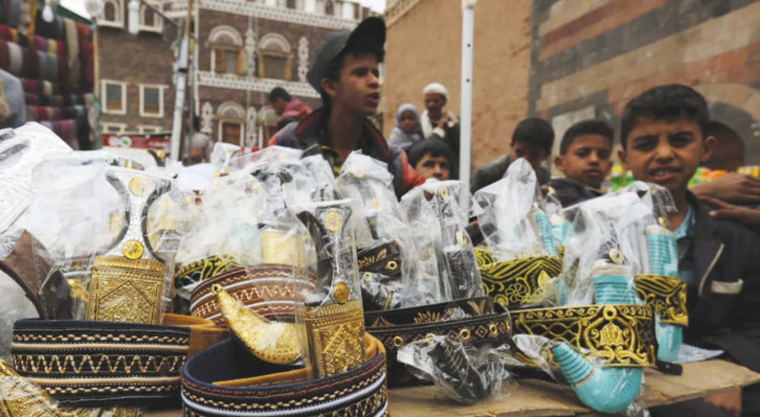 تحرك البنك المركزي بدفع الرواتب المتأخرة سينعش العجلة الاقتصادية ضد الكساد في اليمن (إ.ب.أ)