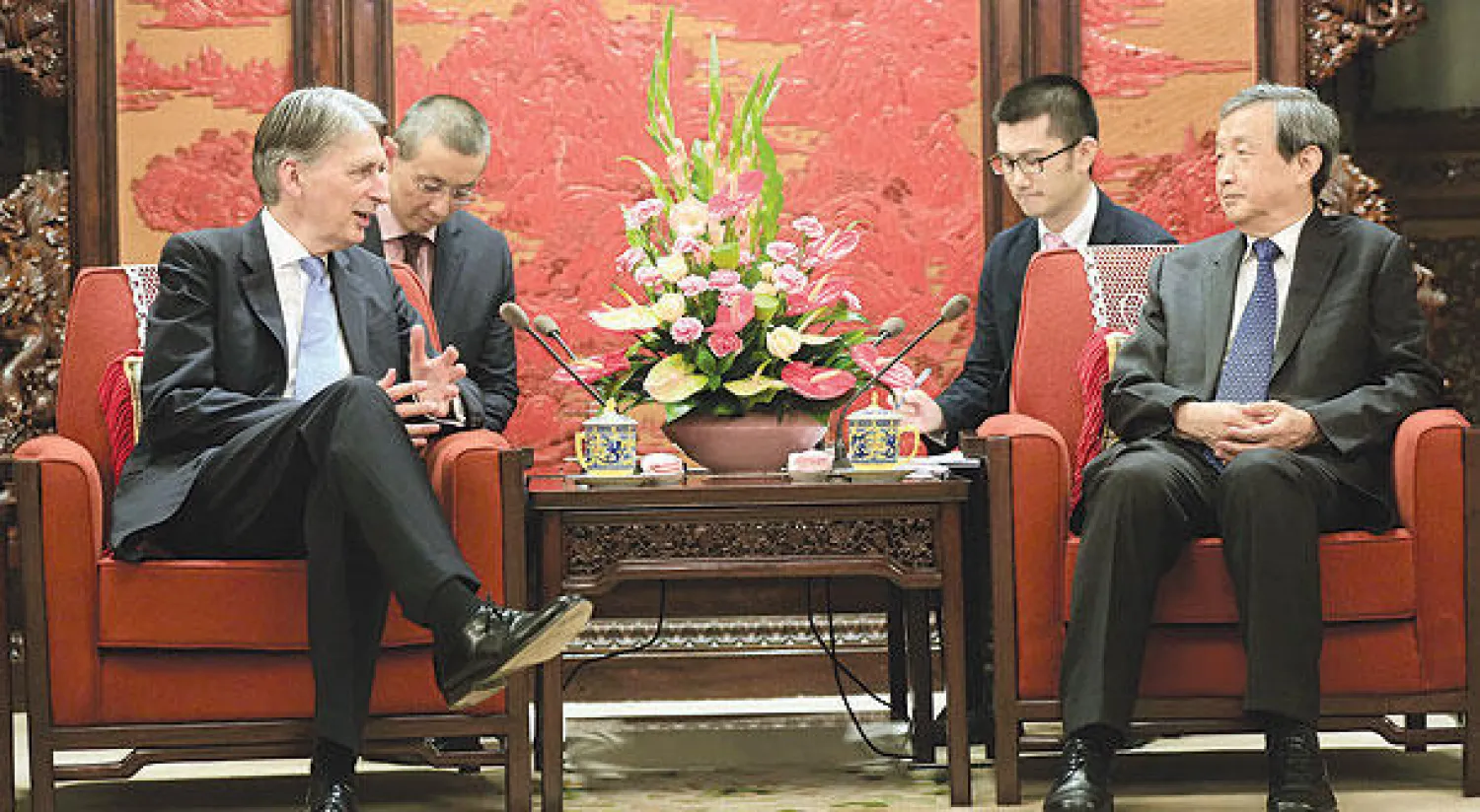 فيليب هاموند وزير الخزانة البريطاني في محادثات مع نائب رئيس مجلس الدولة الصيني ماكاي خلال اجتماعهما في بكين الجمعة الماضية (أ.ب)