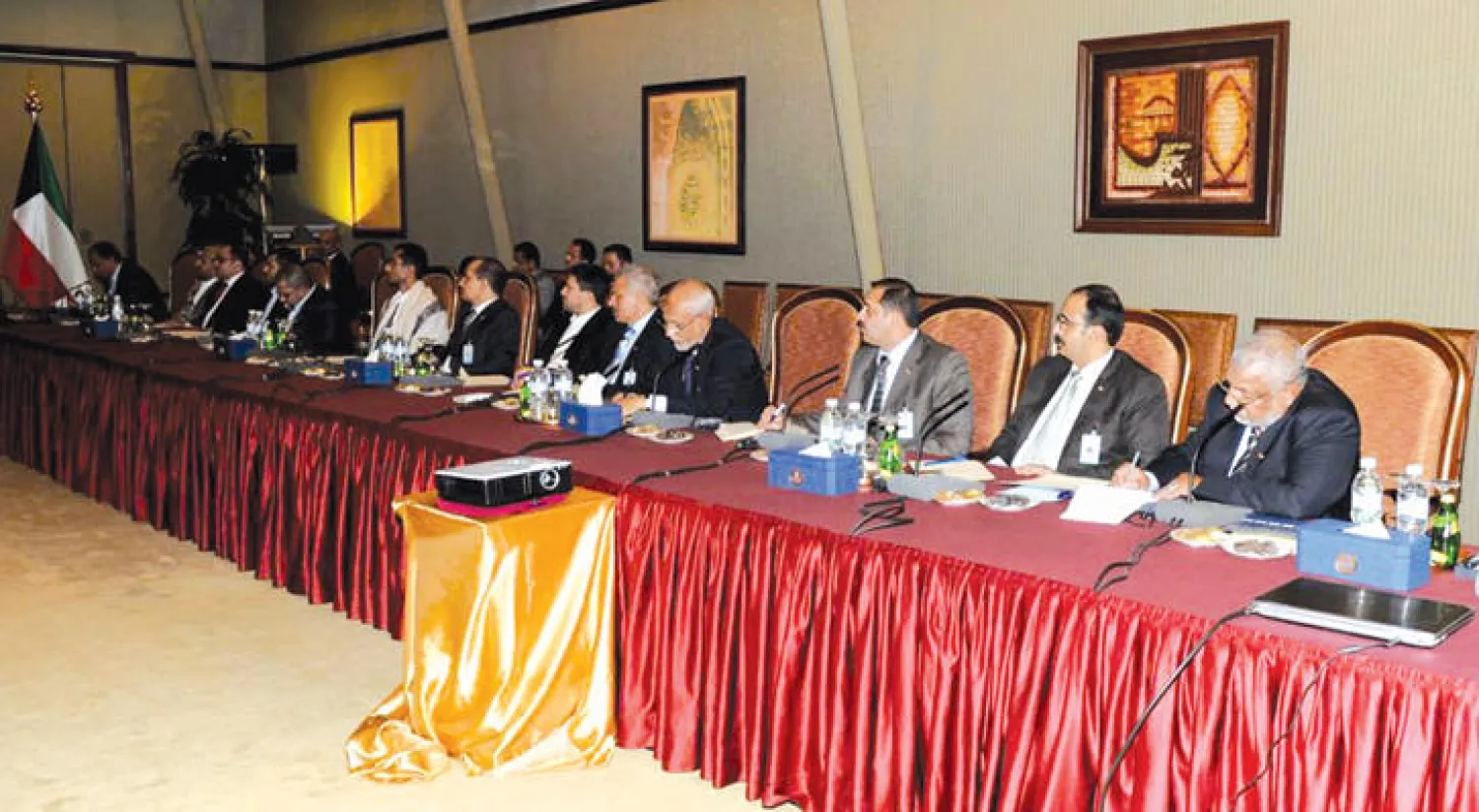 وفد الشرعية لدى عودته إلى طاولة المشاورات في الكويت يوم 16 يوليو الحالي (أ.ف.ب)