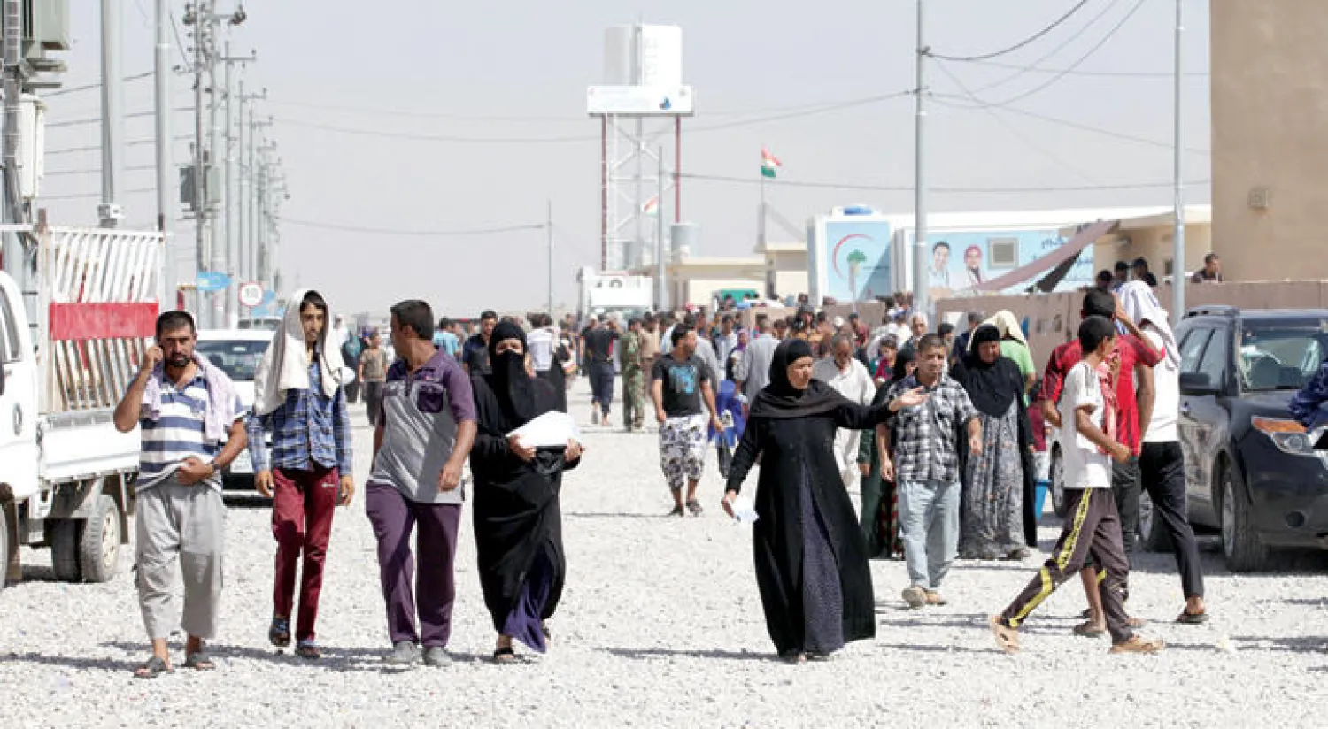 عراقيون فروا من الموصل إلى مخيم بجنوب غربي أربيل هربا من هجمات داعش (إ.ب.أ)